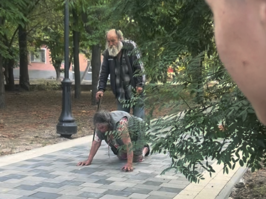 В Геническе сняли на видео странную прогулку деда с женщиной на четвереньках