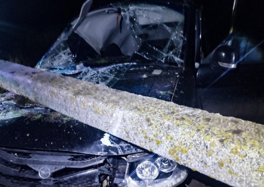 В Херсонской области пассажир авто погиб из-за столкновения с опорой ЛЭП