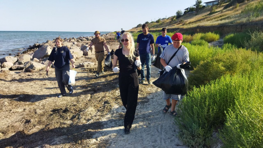 Жители Геническа вычистила часть побережья Азовского моря