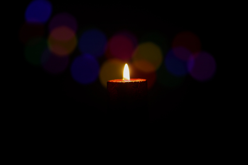 Оставшийся без тепла херсонец греется при помощи свечей, кирпичей и казана