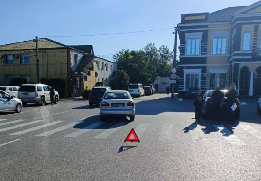 Водитель «Дэу» снёс 18-летнюю девушку на переходе в Геническе