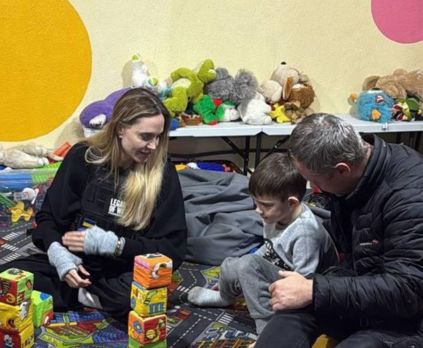 Известный режиссер раскритиковал поездку Анджелины Джоли в Херсон