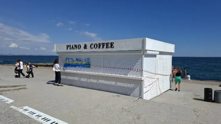 Херсонский бизнесмен закрыл рассвет ларьком на пляже в Одессе и вызвал скандал