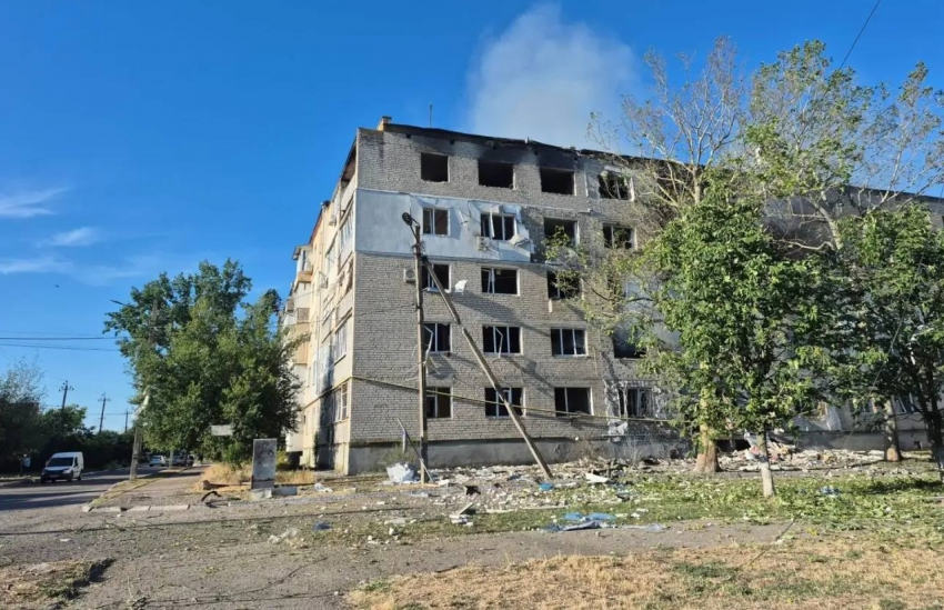 Миномётный удар ВСУ по Каховке разрушил дом и ранил 82-летнего жителя